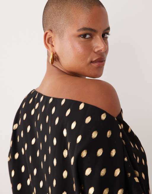 Never Fully Dressed Plus Tilly plissé maxi jurk met blote schouders in zwarte polkadotprint, 3 van 4
