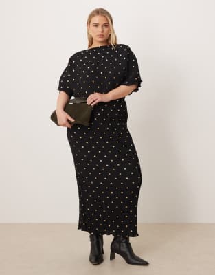 Never Fully Dressed Plus - Tilly - Plissiertes Maxikleid in Schwarz und Gold mit schulterfreiem Design