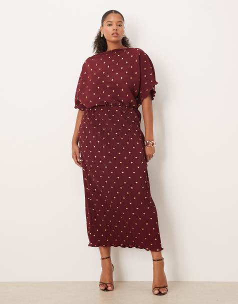 Never Fully Dressed Plus – Tilly – Schulterfreies Maxikleid aus Plisse in Metallic-Burgunderrot - view 1