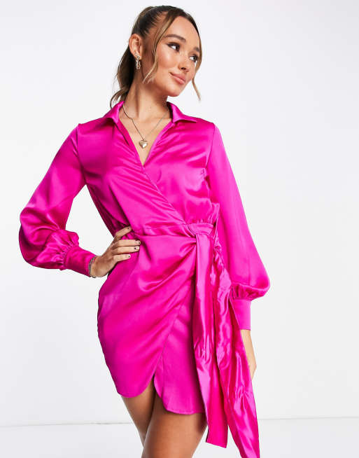 Never Fully Dressed Robe portefeuille courte en satin Rose fuchsia