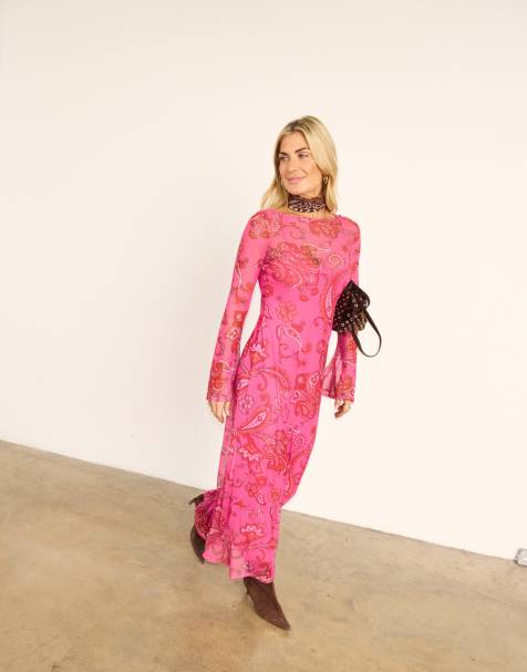 Never Fully Dressed - Rosa maxikjole i mesh med bred halsudskæring og ærmer med svaj samt paisley-mønster - view 1