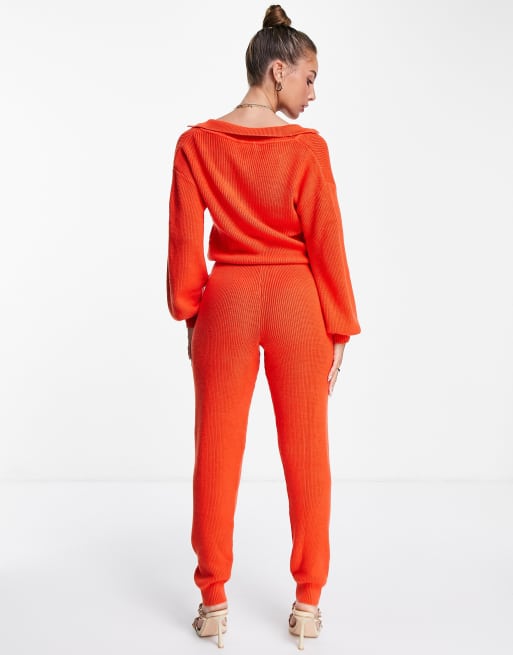 Never Fully Dressed – Roströd stickad jumpsuit i 70-talsstil och supermjukt material med krage och knytning i midjan, 3 av 4