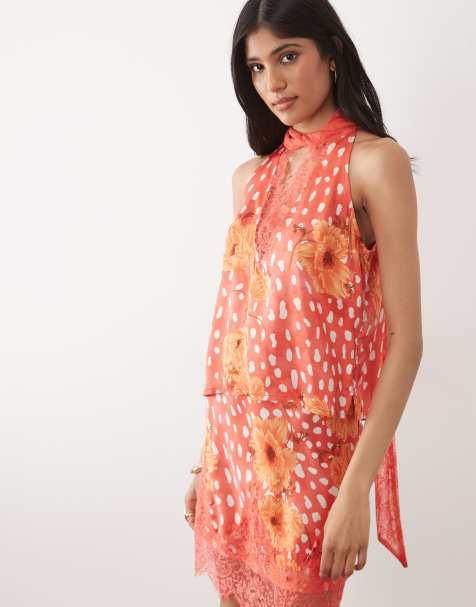 Never Fully Dressed - Satijnen top met V-hals en sjaaldetail in rood met print, deel van co-ord set - view 1