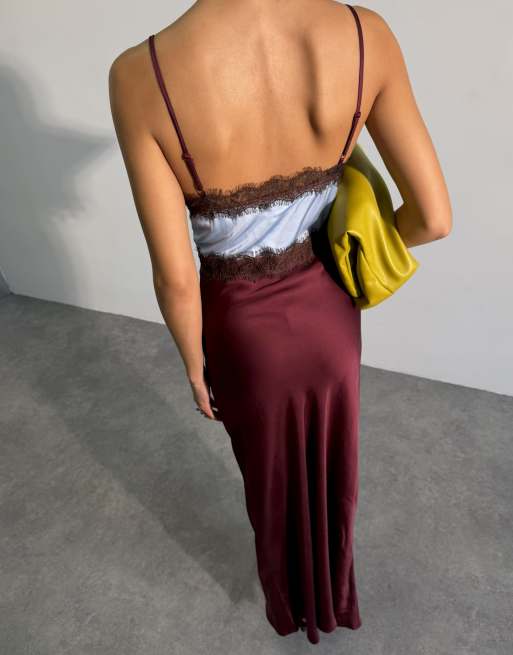 Never Fully Dressed Satin-Cami-Maxikleid im schrägen Zuschnitt mit zweifarbigen Spitzendetails in Burgunderrot und Hellblau, 4 von 4