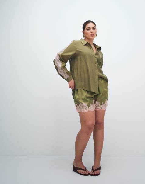 Never Fully Dressed – Shorts aus Satin in Olivgrün mit Spitzensaum, Kombiteil - view 1