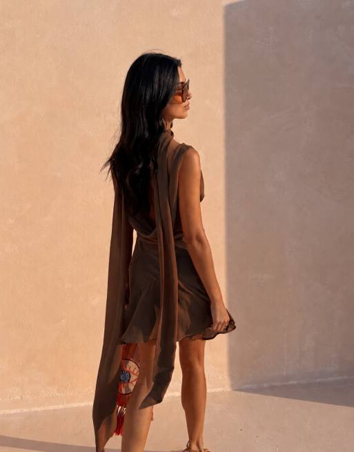 Never Fully Dressed Sophie chiffon jurk met gedrapeerde halslijn, sjaaldetail en mini in chocoladebruin, 3 van 5