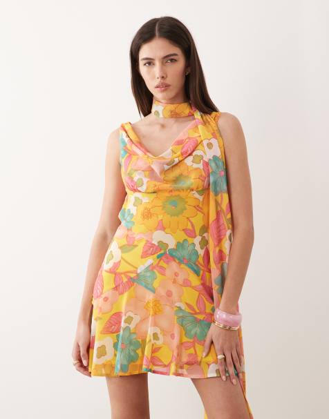 Never Fully Dressed - Sophie - Mini jurk van chiffon met gedrapeerde halslijn, sjaaldetail en bloemenprint in geel - view 1