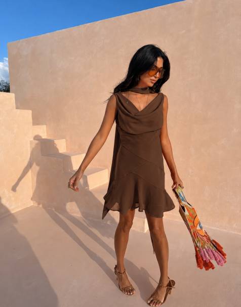 Never Fully Dressed Sophie robe courte en mousseline à col bénitier avec détail écharpe couleur chocolat - view 1