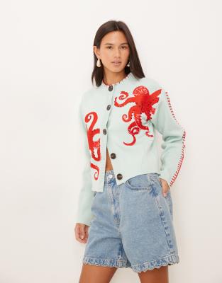 Never Fully Dressed - Strickjacke in Blau mit roter Oktopus-Stickerei