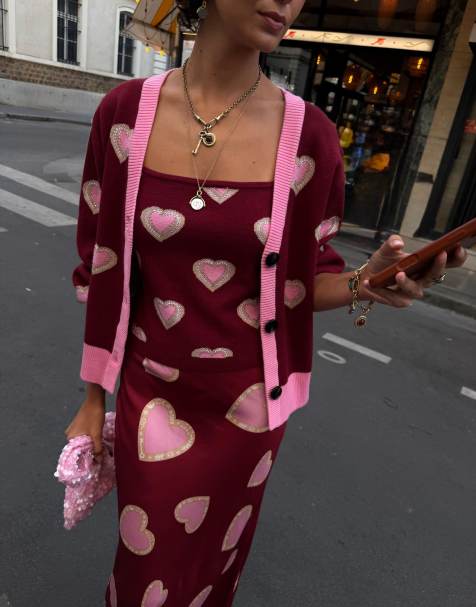 Never Fully Dressed strikket cardigan med v-hals og kontrastkant i bordeaux med hjerteprint - view 1