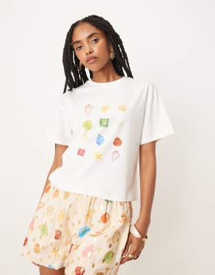 Never Fully Dressed - T-Shirt in Creme mit buntem Muschelmuster, Kombiteil-Weiß