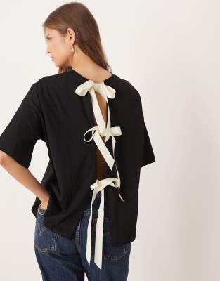 Never Fully Dressed - T-Shirt in Schwarz mit farblich abgesetzten Rückenschleifen
