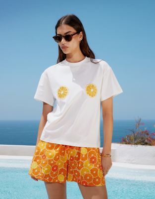 Never Fully Dressed - T-Shirt in Weiß mit Orangen-Stickerei, Kombiteil