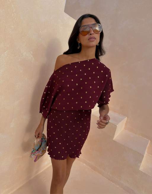 Never Fully Dressed – Tilly – Bordowa plisowana sukienka mini z odsłoniętym ramieniem, 3 z 4