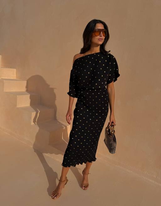 Never Fully Dressed – Tilly – Czarno-złota plisowana sukienka maxi z odkrytymi ramionami, 4 z 5