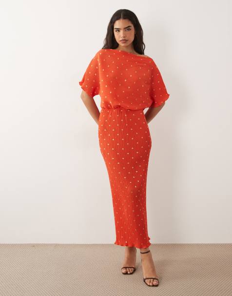 Never Fully Dressed – Tilly – Czerwona plisowana sukienka maxi z odsłoniętym ramieniem - view 1