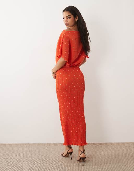 Never Fully Dressed – Tilly – Czerwona plisowana sukienka maxi z odsłoniętym ramieniem, 4 z 4