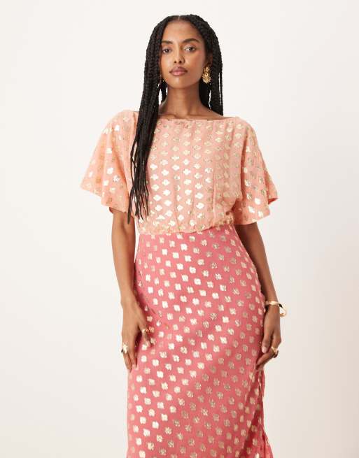 Never Fully Dressed - Tilly - Lyserød maxikjole i metallisk stil med offshoulder, 3 af 4