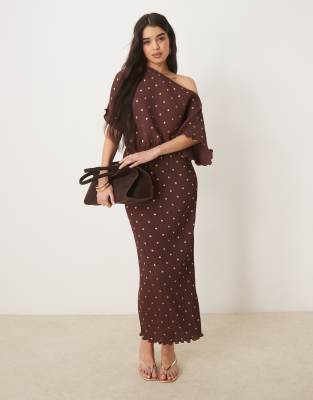 Never Fully Dressed - Tilly - Midaxikleid in Schokobraun mit schulterfreiem Design