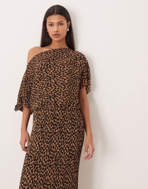Never Fully Dressed - Tilly - Offshoulder-maxikjole i plissé med leopardprint, 2 af 4