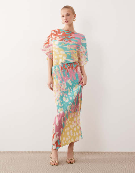 Never Fully Dressed - Tilly - Plissé maxi jurk met blote schouder en metallic stippen in regenboog - view 1