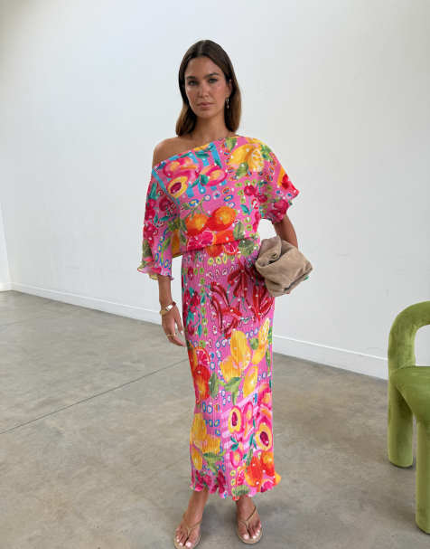 Never Fully Dressed - Tilly - Plissé maxi jurk met blote schouder en roze fruitprint - view 1