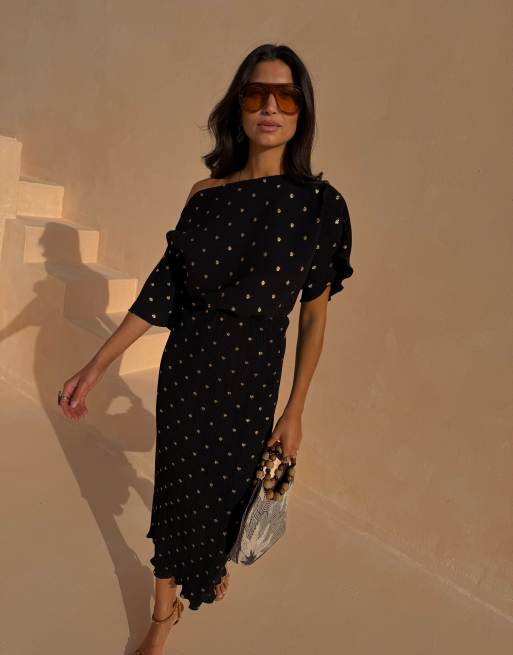 Never Fully Dressed - Tilly - Plissé maxi-jurk met blote schouders in zwart en goud, 2 van 5