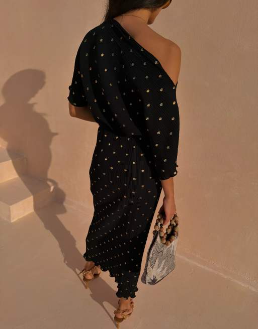 Never Fully Dressed - Tilly - Plissé maxi-jurk met blote schouders in zwart en goud, 5 van 5