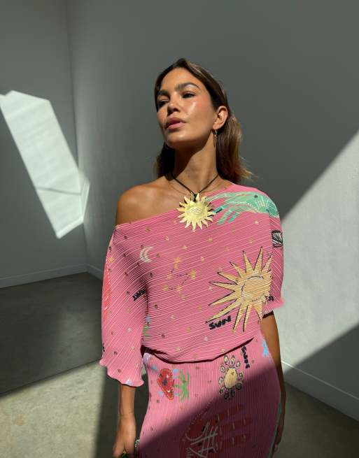 Never Fully Dressed - Tilly - Plissé midaxi jurk met blote schouder en roze sterrenprint, 2 van 4