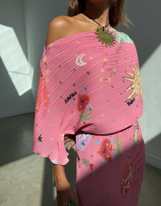 Never Fully Dressed - Tilly - Plissé midaxi jurk met blote schouder en roze sterrenprint, 4 van 4