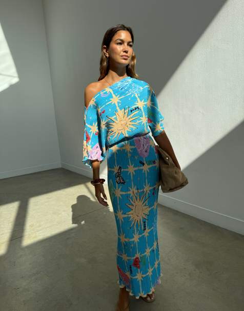 Never Fully Dressed - Tilly - Robe longue plissée à épaules dénudées et imprimé céleste - Bleu - view 1