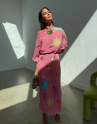 Tilly - Robe longue plissée à épaules dénudées et imprimé céleste - Rose S