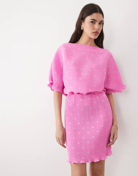 Never Fully Dressed – Tilly – Różowa, plisowana sukienka mini z odsłoniętym ramieniem - view 1