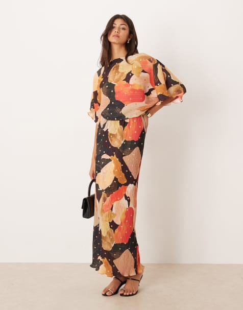 Never Fully Dressed – Tilly – Różowo-brązowa plisowana sukienka maxi z odsłoniętymi ramionami w groszki - view 1