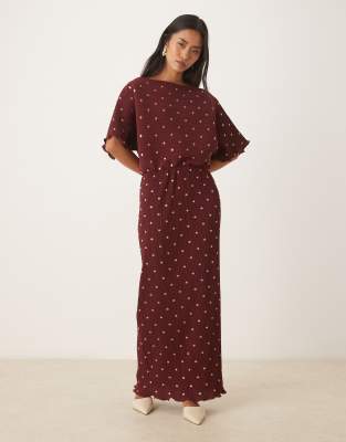 Never Fully Dressed - Tilly - Schulterfreies Maxikleid aus Plisse in Metallic-Burgunderrot