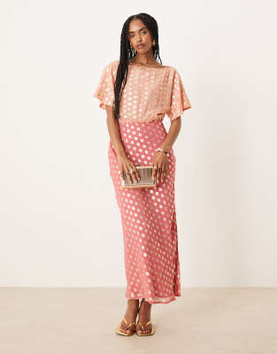 Never Fully Dressed - Tilly - Schulterfreies Metallic-Maxikleid in Kontrast-Rosa