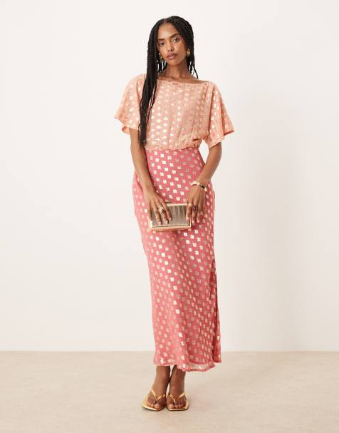 Never Fully Dressed – Tilly – Schulterfreies Metallic-Maxikleid in Kontrast-Rosa - view 1