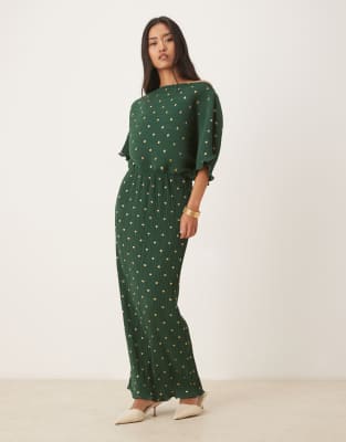 Never Fully Dressed - Tilly - Schulterfreies Plissee-Maxikleid in Flaschengrün Metallic-Muster