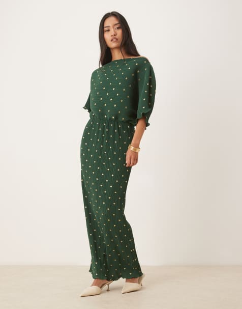 Never Fully Dressed – Tilly – Schulterfreies Plissee-Maxikleid in Flaschengrün Metallic-Muster - view 1