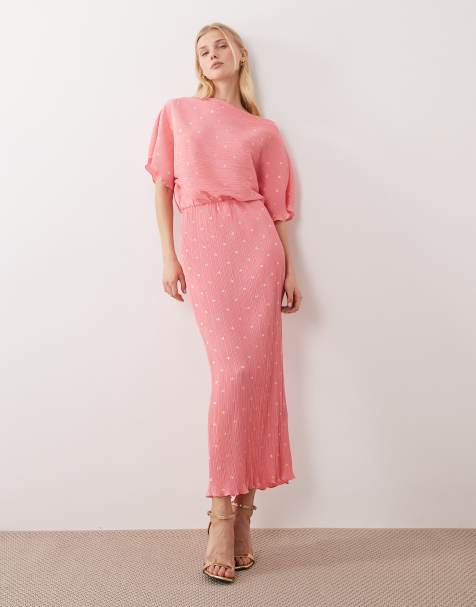 Never Fully Dressed – Tilly – Schulterfreies, plissiertes Maxikleid in Rosa mit Punkten und Metallic-Optik - view 1