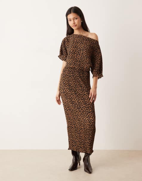 Never Fully Dressed – Tilly – Schulterfreies, plissiertes Midaxi-Kleid mit Leopardenmuster - view 1