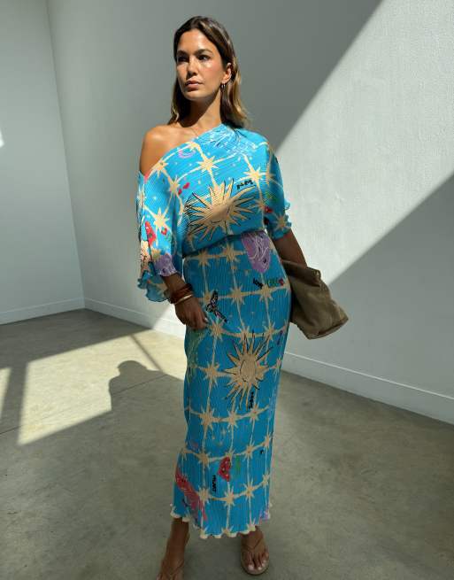 Never Fully Dressed - Tilly - Vestido largo azul plisado con estampado celestial y hombro caído, 3 de 3