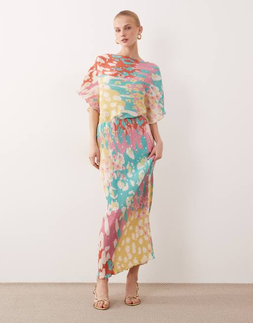 Never Fully Dressed - Tilly - Vestito plissé al polpaccio metallizzato con spalle scoperte e stampa multicolore