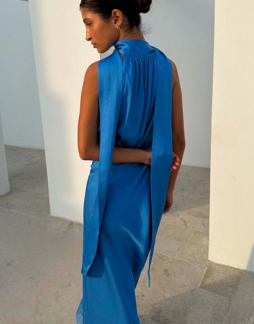 Never Fully Dressed top coordonné en satin à décolleté plongeant en V avec détail foulard bleu, 4 de 4