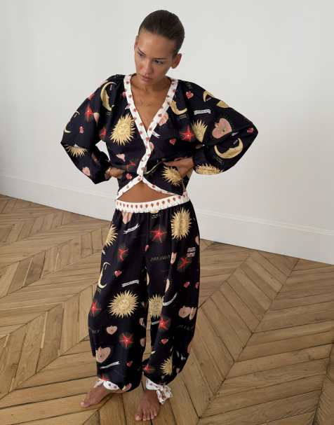 Never Fully Dressed topp med v-ringning, knappar och pyjamasbyxor med mystiskt tryck - view 1