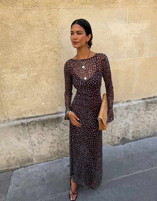Never Fully Dressed - vestido maxi de malla con cuello barco y mangas acampanadas con estampado de ciervos en chocolate y azul, 2 de 4