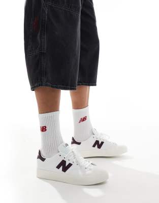 New Balance - 100 - Sneaker in Weiß und Burgunderrot