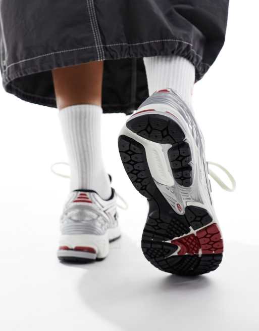 New Balance 1906 Sneakers argentate e rosse
