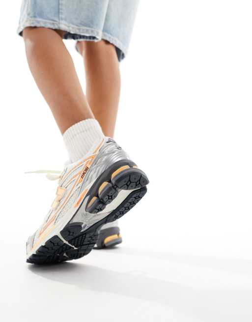 New Balance 1906 Sneakers color argento e arancione fluo In esclusiva per ASOS