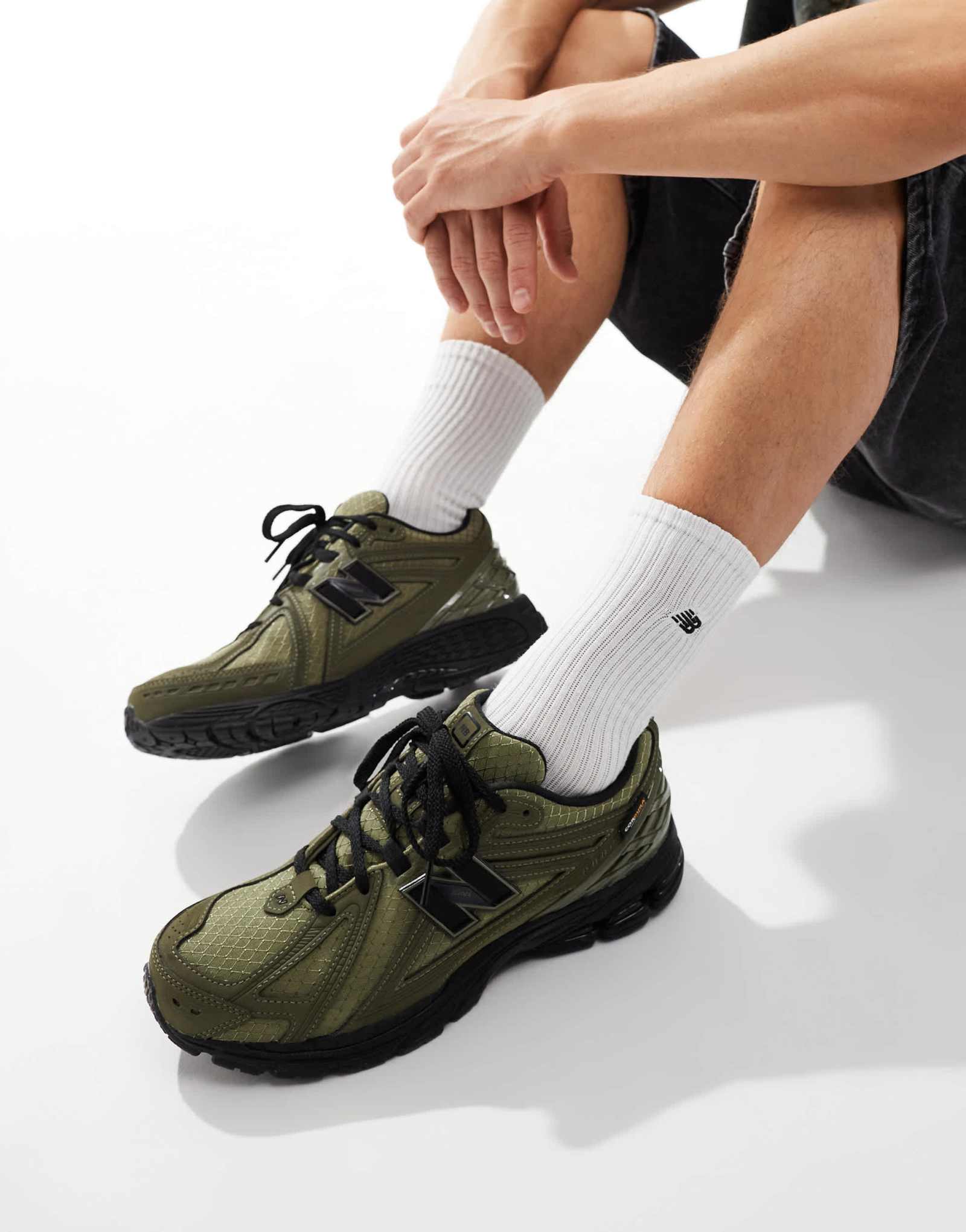 Кроссовки New Balance 1906 темно-зеленого цвета с черными деталями